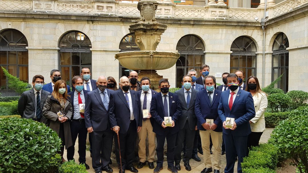 Francisco Reyes, el presidente del CICCP, Miguel Ángel Carrillo y el alcalde de Huesa; Angel Padilla entre otros con el premio a la obra civil Francisco Reyes, el presidente del CICCP, Miguel Ángel Carrillo y el alcalde de Huesa; Angel Padilla entre otros con el premio a la obra civil