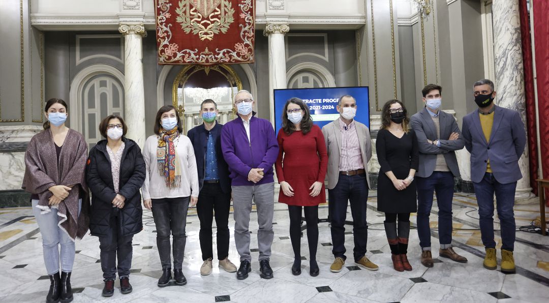 Foto de familia tras la firma del contrato programa de servicios sociales de València Foto de familia tras la firma del contrato programa de servicios sociales de València