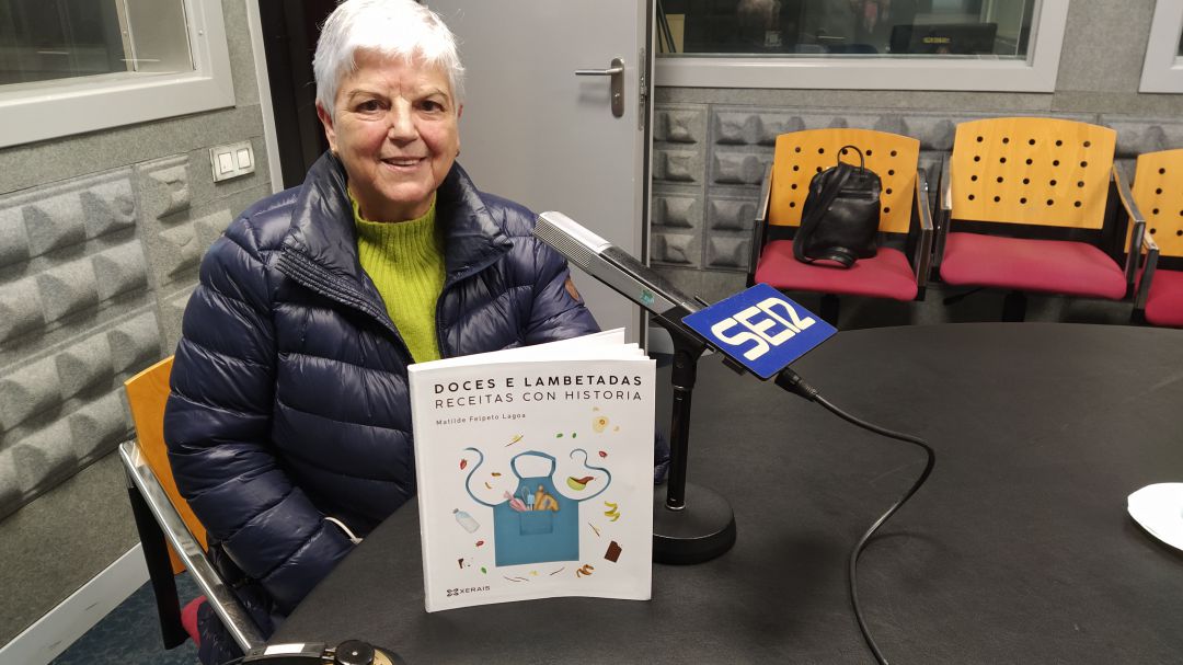 Matilde Felpeto con su libro Doces e Lambetadas Matilde Felpeto con su libro Doces e Lambetadas