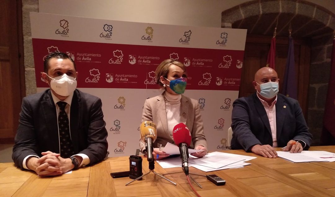 José Ramón Budiño y Ángela García (XÁvila) junto a Carlos López (C's) presentan el proyecto de presupuestos del Ayuntamiento de Ávila José Ramón Budiño y Ángela García (XÁvila) junto a Carlos López (C's) presentan el proyecto de presupuestos del Ayuntamiento de Ávila
