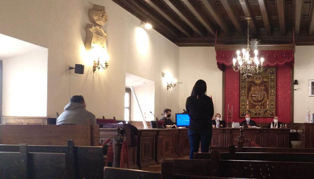 Momento en el que declaró la madre de la menor, ex pareja del acusado Momento en el que declaró la madre de la menor, ex pareja del acusado