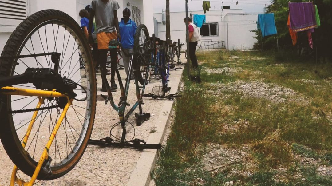 Fotograma del audiovisual que documenta la donación de las 40 bicicletas restauradas en Cuenca a los trabajadores de los invernaderos en Níjar (Almería). Fotograma del audiovisual que documenta la donación de las 40 bicicletas restauradas en Cuenca a los trabajadores de los invernaderos en Níjar (Almería).