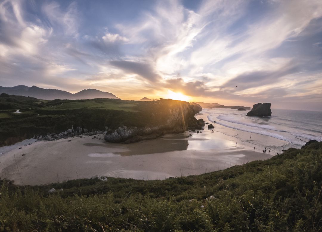 Atardecer en una playa del oriente asturiano. Atardecer en una playa del oriente asturiano.