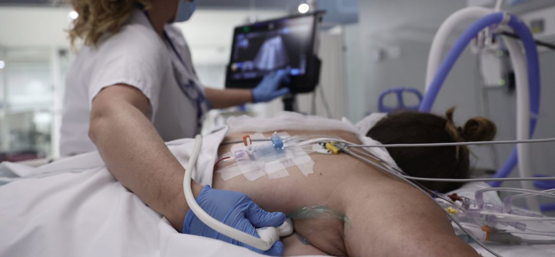 Una enfermera realiza una ecografía a una paciente en la UCI del Hospital Enfermera Isabel Zendal Una enfermera realiza una ecografía a una paciente en la UCI del Hospital Enfermera Isabel Zendal