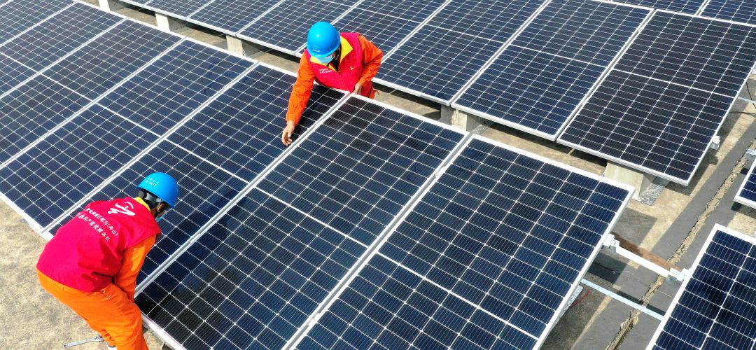 Técnicos en una planta fotovoltaica Técnicos en una planta fotovoltaica