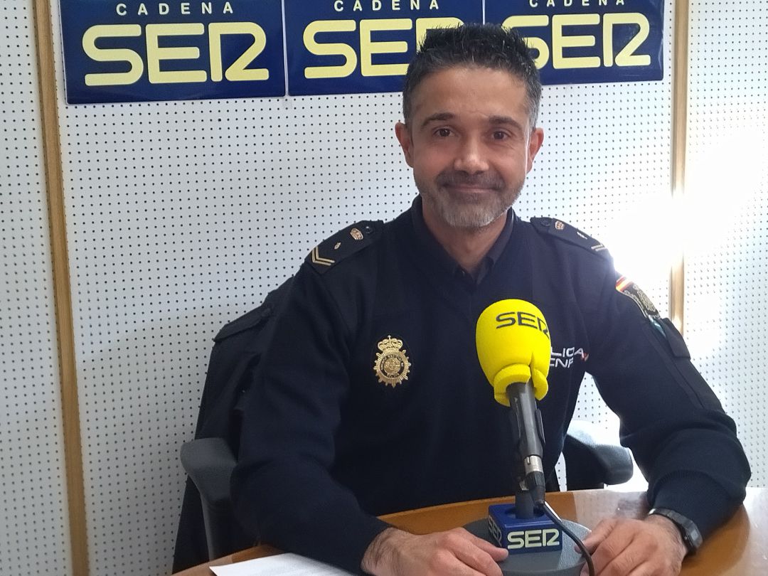 Manuel Márquez, Policía Nacional de apoyo en la Unidad Territorial de Participación Ciudadana de la Comisaría de Don Benito-Villanueva, desarrolla charlas en los centros educativos alertando sobre acoso escolar y las redes sociales Manuel Márquez, Policía Nacional de apoyo en la Unidad Territorial de Participación Ciudadana de la Comisaría de Don Benito-Villanueva, desarrolla charlas en los centros educativos alertando sobre acoso escolar y las redes sociales