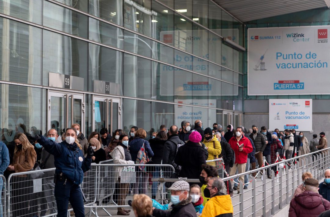 Varias personas hacen cola para la tercera dosis del Covid, en el Wizink Center, a 23 de noviembre de 2021, en Madrid. Varias personas hacen cola para la tercera dosis del Covid, en el Wizink Center, a 23 de noviembre de 2021, en Madrid.