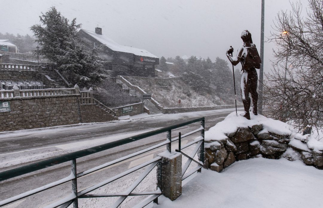 Carreteras cubiertas de nieve en el Puerto de Navacerrada, Madrid Carreteras cubiertas de nieve en el Puerto de Navacerrada, Madrid