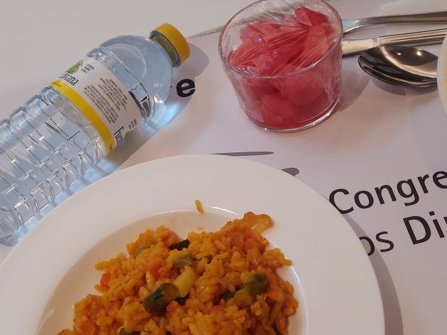 Arroz con verduras, sandía (en noviembre) y agua embotellada. Arroz con verduras, sandía (en noviembre) y agua embotellada.