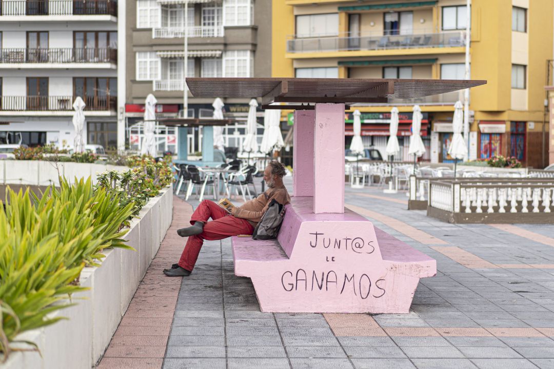 Un hombre sentado en un banco. Un hombre sentado en un banco.