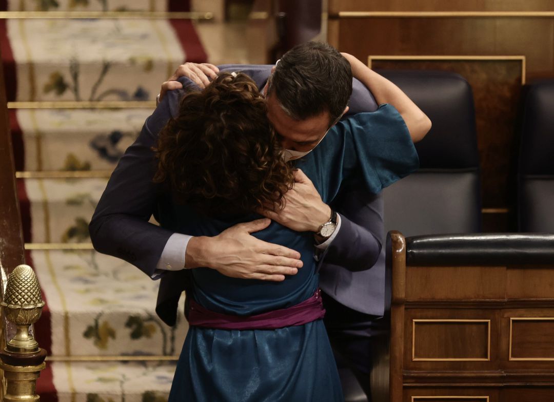 Pedro Sánchez y María Jesús Montero se abrazan tras aprobarse los Presupuestos Pedro Sánchez y María Jesús Montero se abrazan tras aprobarse los Presupuestos