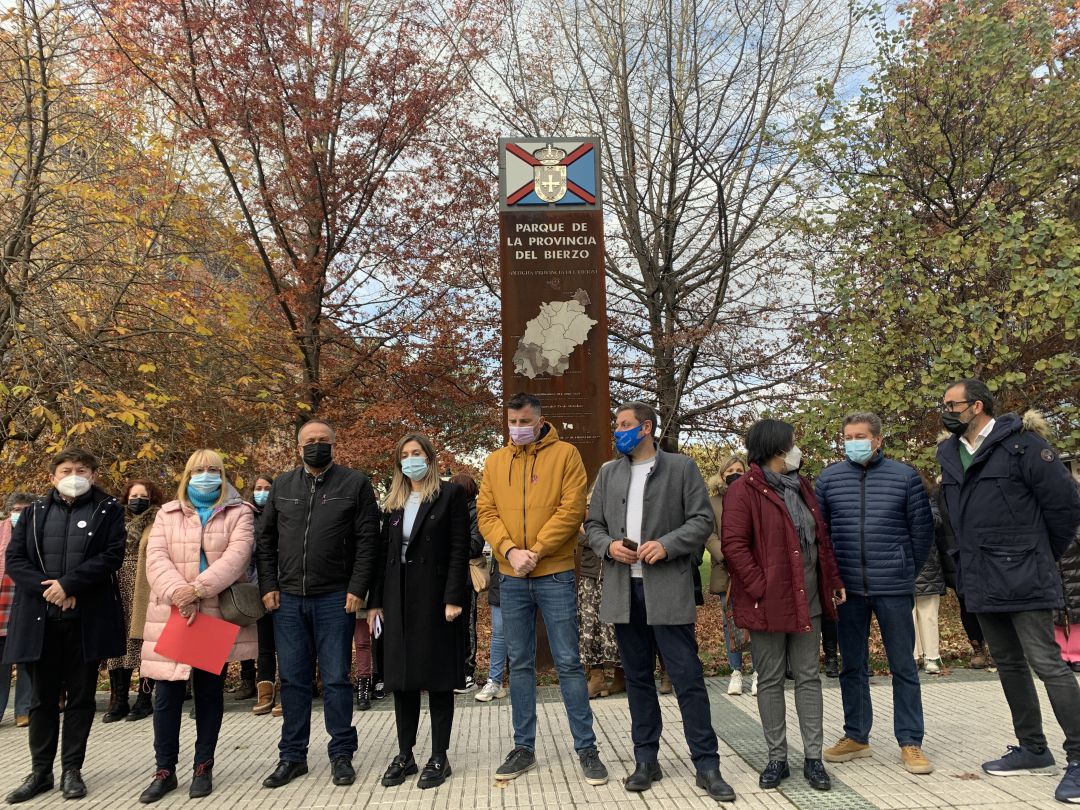 Concentración de apoyo a las víctimas de violencia de género a las puertas del Consejo Comarcal del Bierzo Concentración de apoyo a las víctimas de violencia de género a las puertas del Consejo Comarcal del Bierzo
