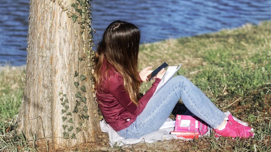 Imagen de una joven consultando su móvil. (Archivo). Imagen de una joven consultando su móvil. (Archivo).