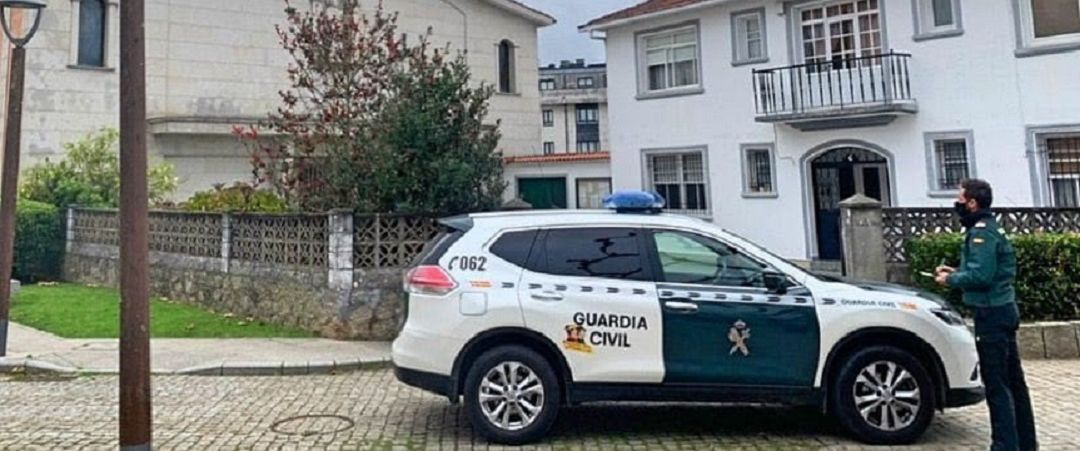La Guardia Civil frente a la Iglesia de Carral La Guardia Civil frente a la Iglesia de Carral