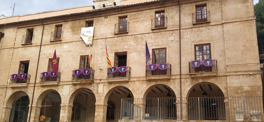 Acción en la fachada del edificio consistorial de Dénia. Acción en la fachada del edificio consistorial de Dénia.