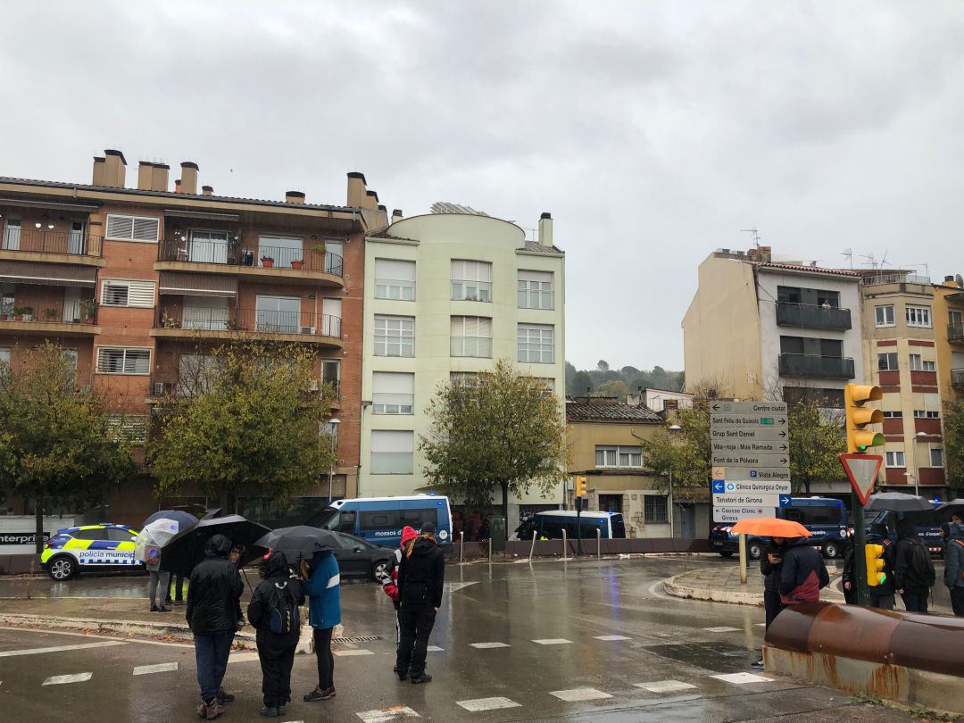La concentració davant del bloc La concentració davant del bloc
