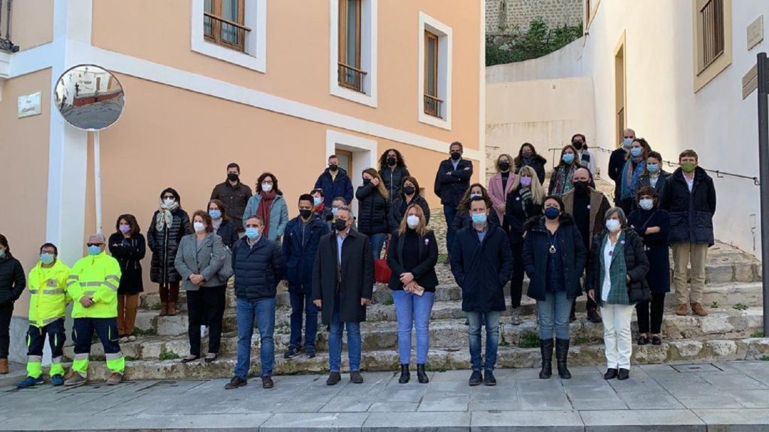 Imagen del minuto de silencio en el Ayuntamiento de Ibiza Imagen del minuto de silencio en el Ayuntamiento de Ibiza