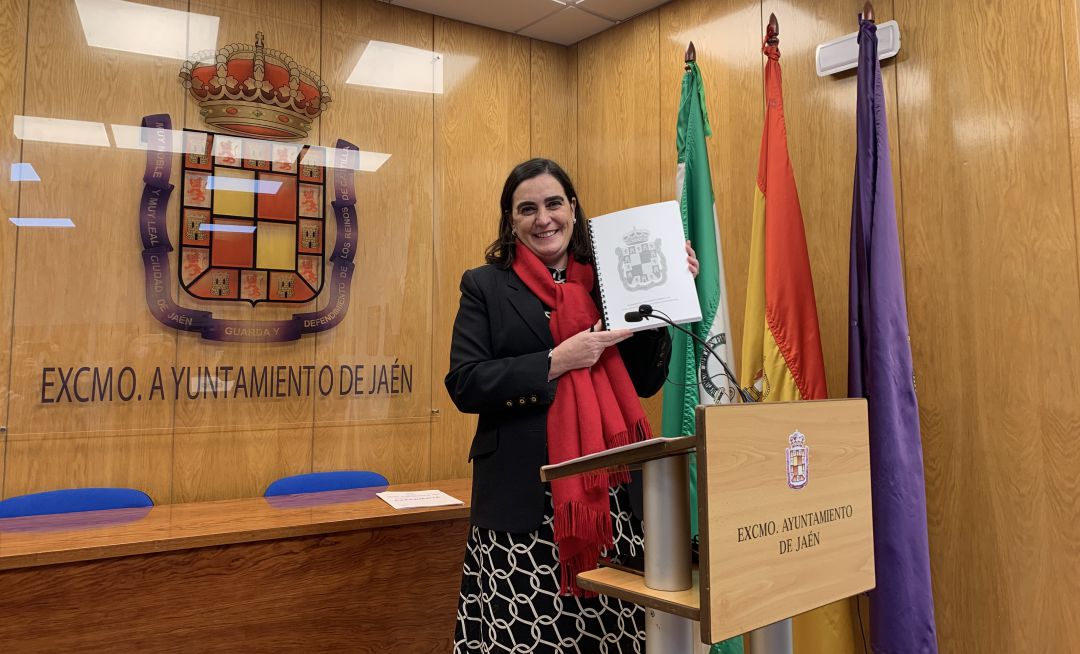 La concejala de Economía y Hacienda, María Orozco, con el borrador de los presupuestos municipales para 2022. La concejala de Economía y Hacienda, María Orozco, con el borrador de los presupuestos municipales para 2022.