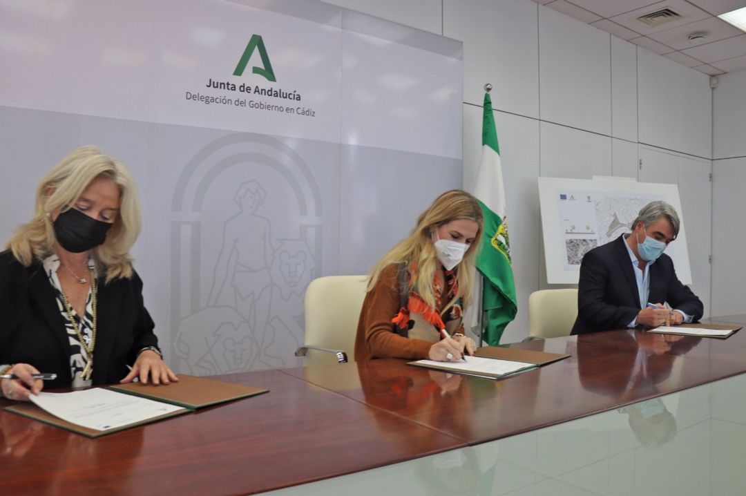Ana Mestre en la firma con la empresa que hará las obras del Eje del Arroyo en Jerez Ana Mestre en la firma con la empresa que hará las obras del Eje del Arroyo en Jerez