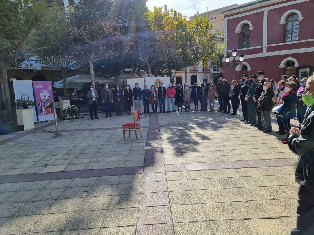 El Ayuntamiento de Lorca rinde homenaje a las víctimas de violencia de género El Ayuntamiento de Lorca rinde homenaje a las víctimas de violencia de género