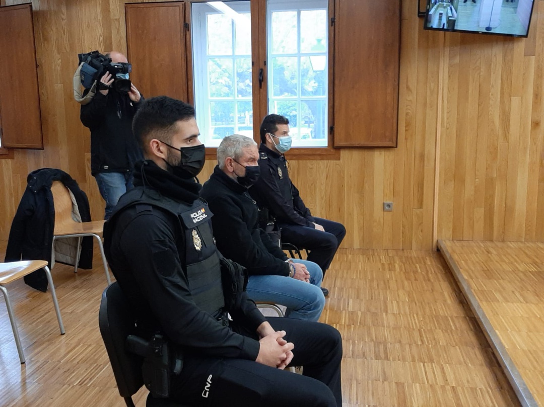 Según la acusación pública habría iniciado una discusión con la pareja y habría puesto una hoz en el cuello de una de las víctimas Según la acusación pública habría iniciado una discusión con la pareja y habría puesto una hoz en el cuello de una de las víctimas