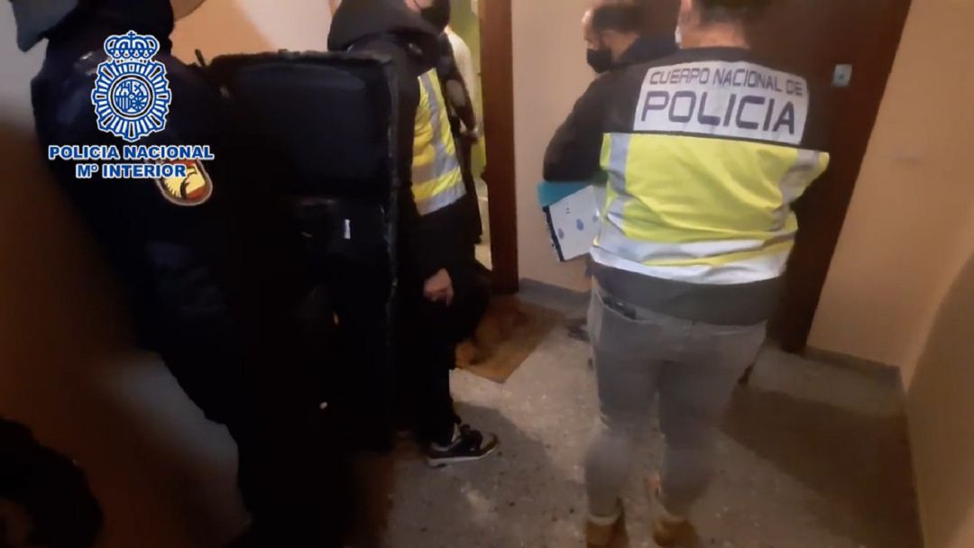 Los agentes proceden al arresto de uns de los presuntos responsables del crimen Los agentes proceden al arresto de uns de los presuntos responsables del crimen
