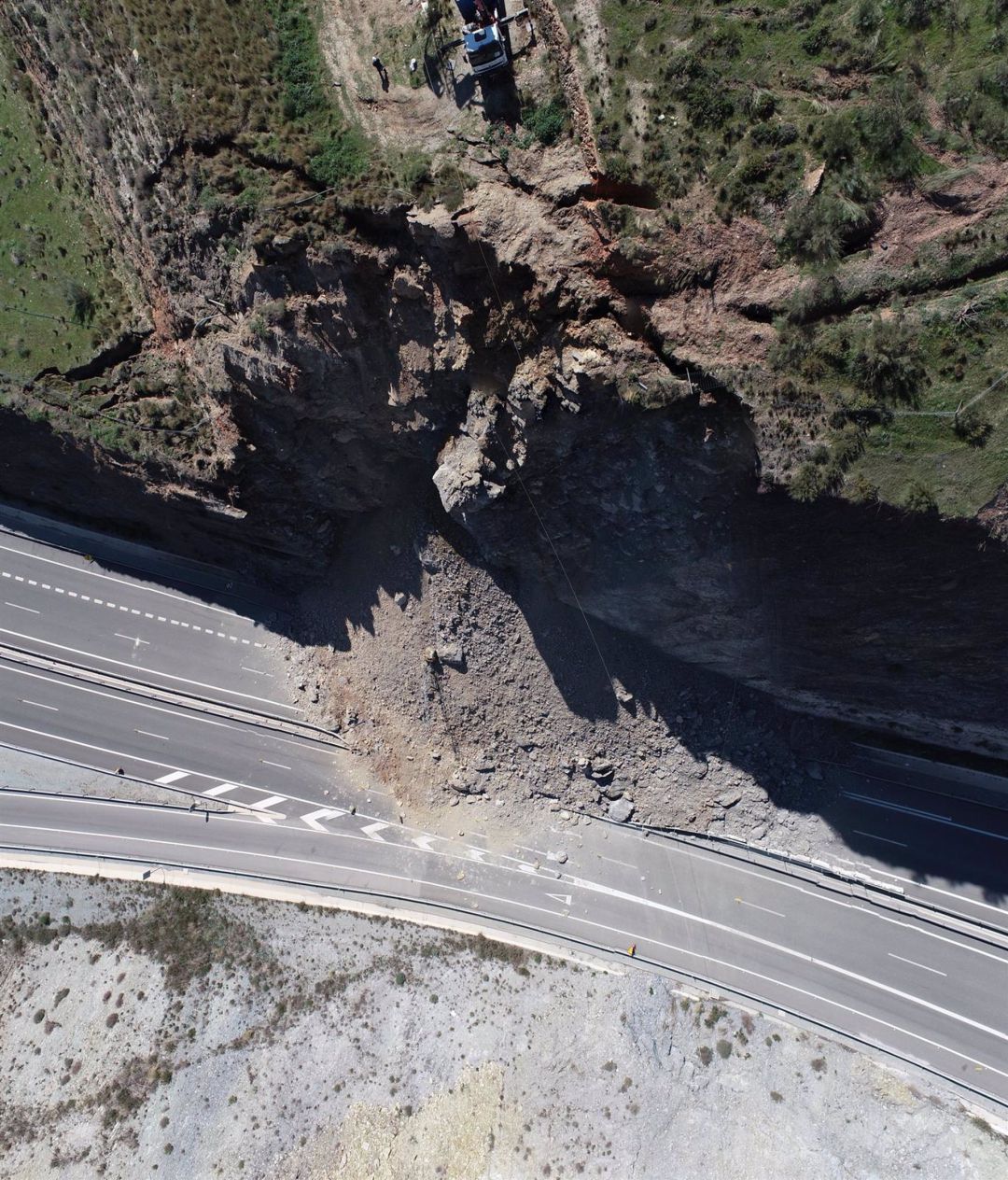 Derrumbe de un talúd de la A-7 a su paso por Castell de Ferro Derrumbe de un talúd de la A-7 a su paso por Castell de Ferro