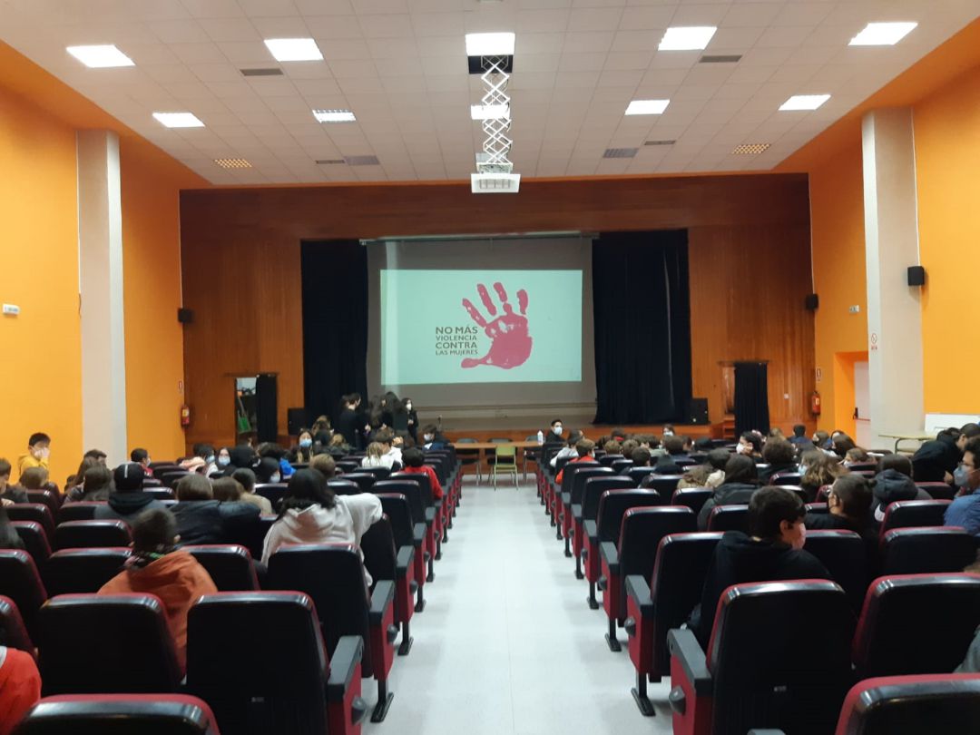 Lectura del manifiesto contra la violencia de género en el IES Villajunco Lectura del manifiesto contra la violencia de género en el IES Villajunco