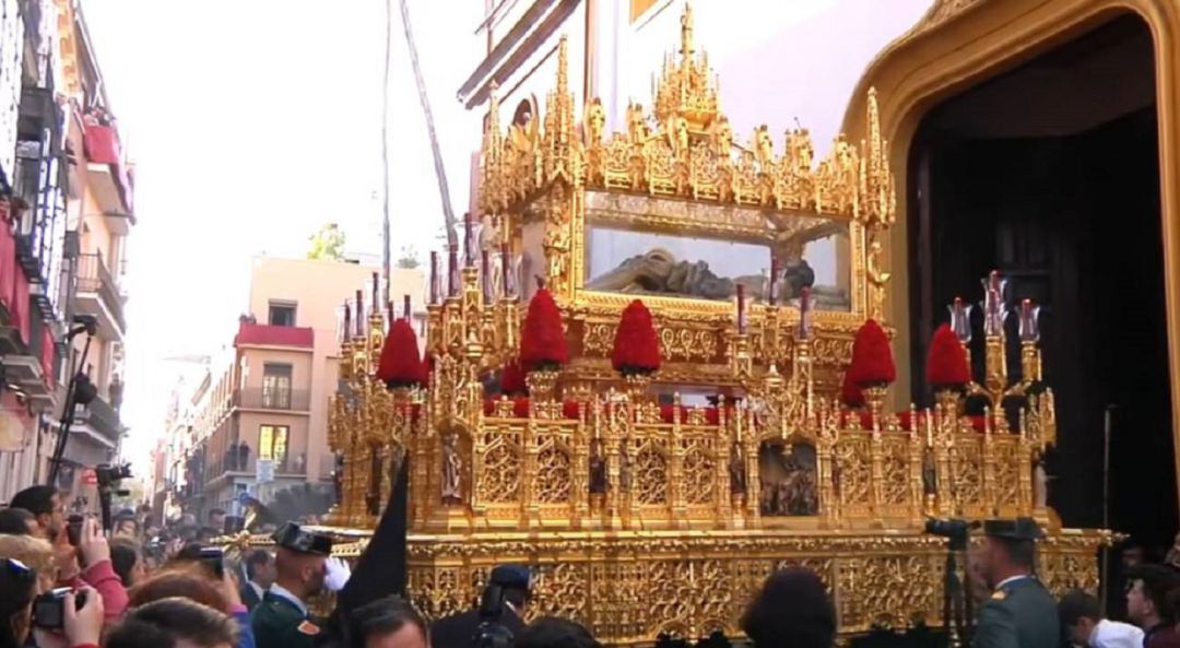 Paso de la Urna con el Cristo yacente de la Hermandad del Santo Entierro Paso de la Urna con el Cristo yacente de la Hermandad del Santo Entierro