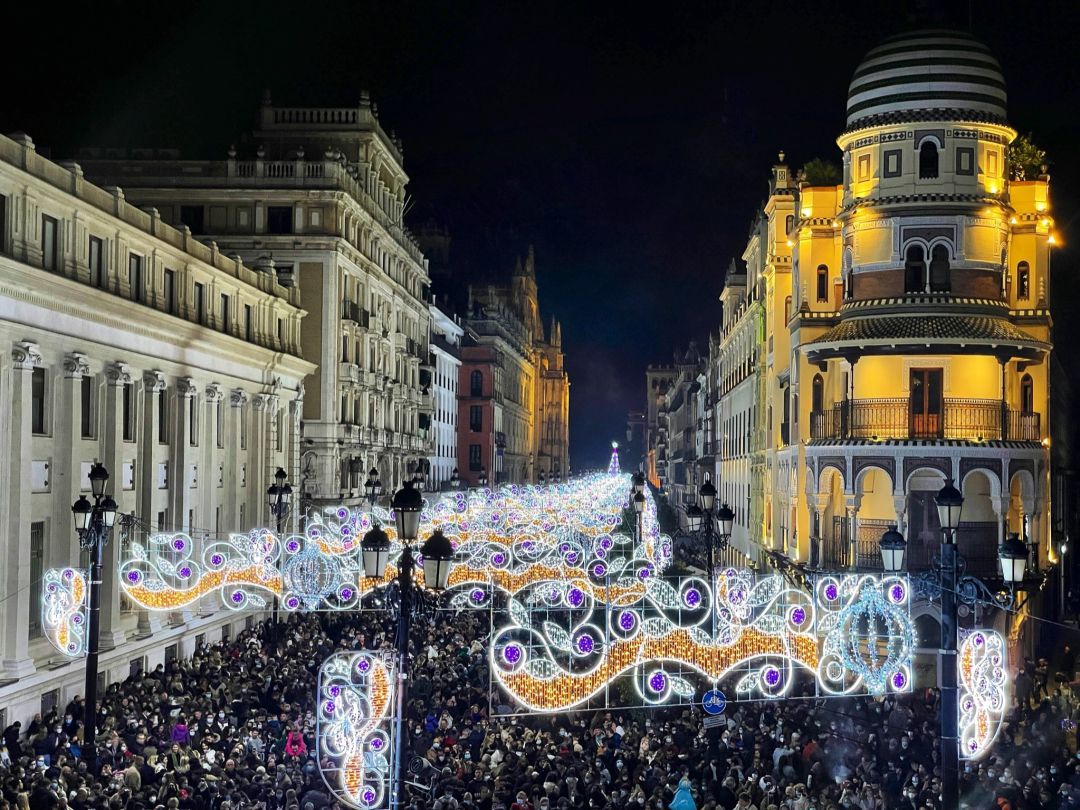 A las siete de la tarde de este viernes se ha encendido el alumbrado en casi 300 calles y plazas de la capital A las siete de la tarde de este viernes se ha encendido el alumbrado en casi 300 calles y plazas de la capital
