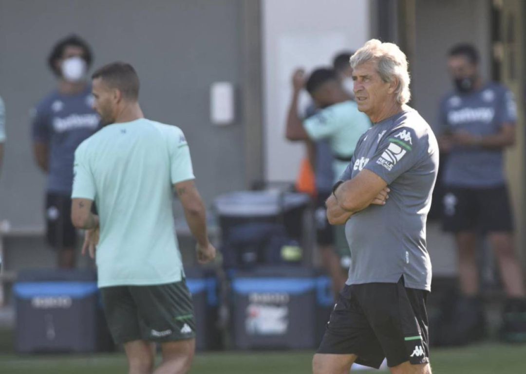 Pellegrini se mostró muy satisfecho por la clasificación de su equipo. Pellegrini se mostró muy satisfecho por la clasificación de su equipo.