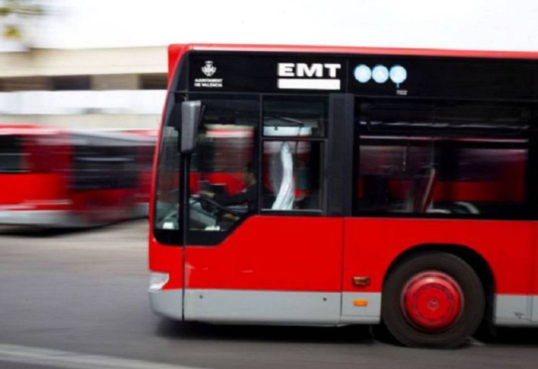 Autobús de la EMT València circulando Autobús de la EMT València circulando