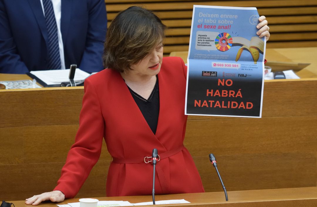 La diputada de Vox Ángeles Criado enseña una modificación irónica de un cartel sobre educación sexual anal La diputada de Vox Ángeles Criado enseña una modificación irónica de un cartel sobre educación sexual anal