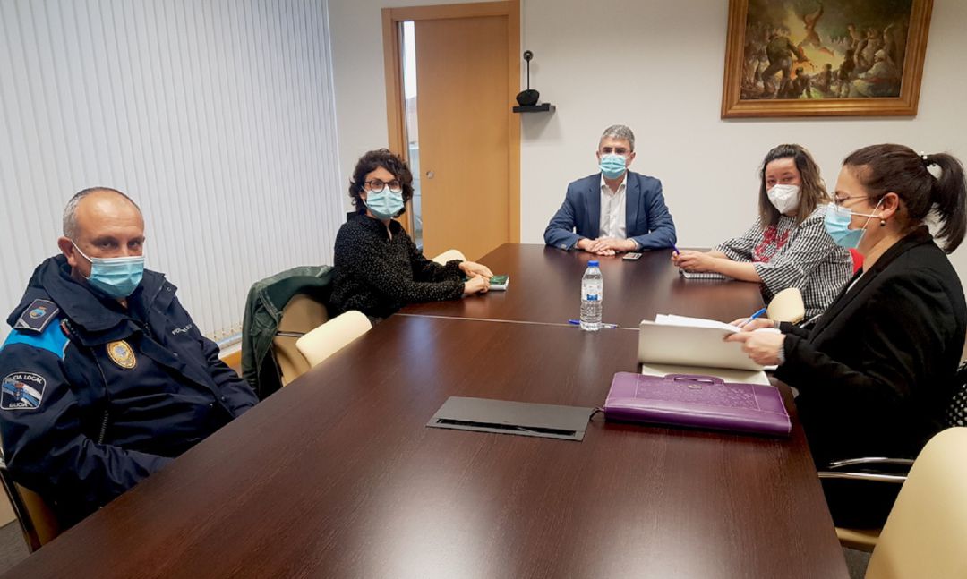 Yolanda Villaverde, directora CIM A Guarda (segunda por la izquierda), junto al alcalde de la localidad (centro) y otras autoridades. Yolanda Villaverde, directora CIM A Guarda (segunda por la izquierda), junto al alcalde de la localidad (centro) y otras autoridades.