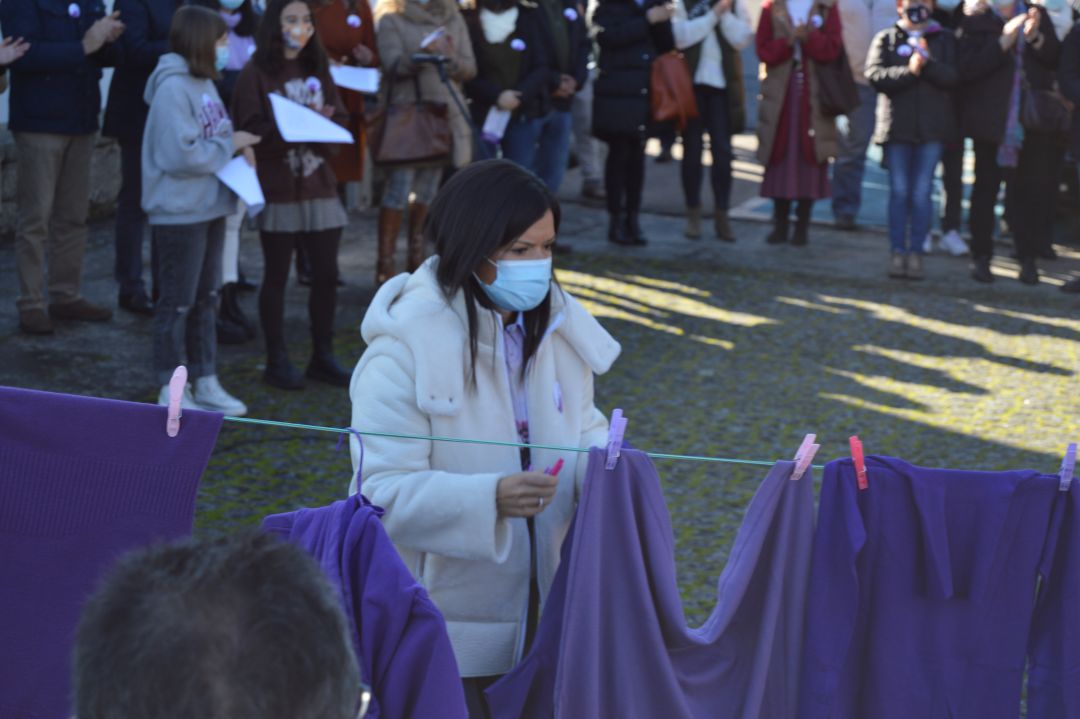 Nidia Arévalo colgado ropa morada en este 25N Nidia Arévalo colgado ropa morada en este 25N