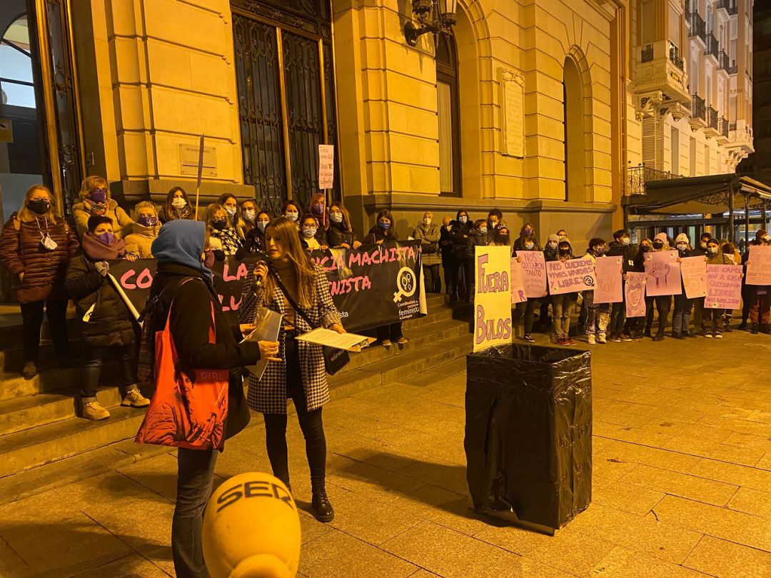 Acto de la Coordinadora de Organizaciones Feministas de Zaragoza en la Plaza de España de la capital aragonesa en el Día Internacional contra la Violencia de Género Acto de la Coordinadora de Organizaciones Feministas de Zaragoza en la Plaza de España de la capital aragonesa en el Día Internacional contra la Violencia de Género