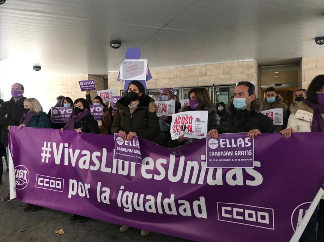 Concentración conjunta de CCOO y UGT a las puertas de la sede de los sindicatos con motivo del 25N Concentración conjunta de CCOO y UGT a las puertas de la sede de los sindicatos con motivo del 25N