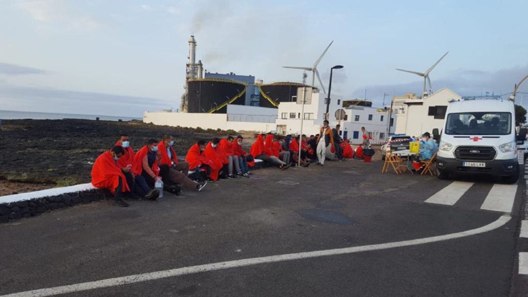Imagen de archivo de migrantes atendidos en Lanzarote tras llegar en patera. Imagen de archivo de migrantes atendidos en Lanzarote tras llegar en patera.