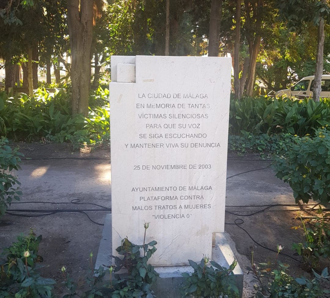 Totem de recuerdo a las víctimas en el Paseo del Parque Totem de recuerdo a las víctimas en el Paseo del Parque