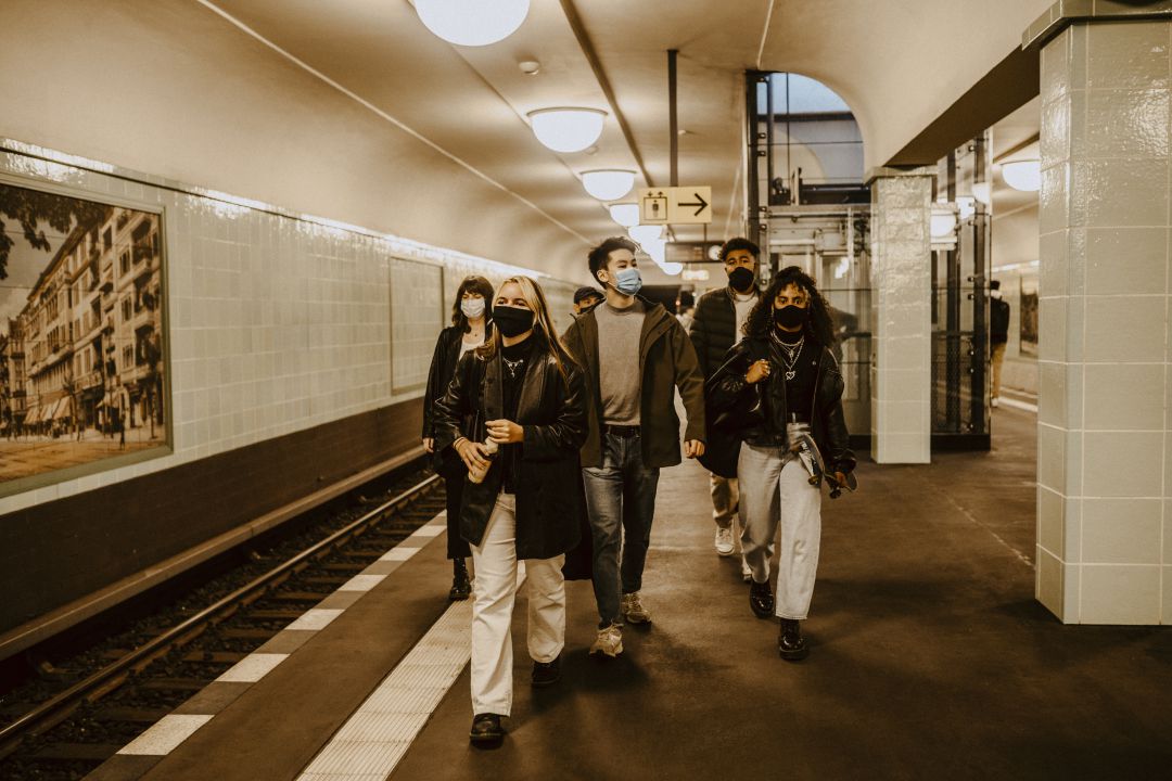Un grupo de jóvenes, en el metro. Un grupo de jóvenes, en el metro.