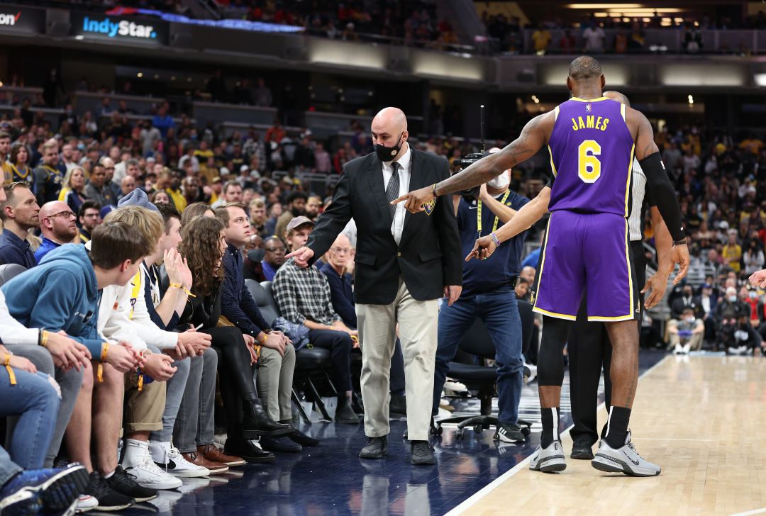 LeBron James señala a la pareja del público que le increpaba durante el partido LeBron James señala a la pareja del público que le increpaba durante el partido