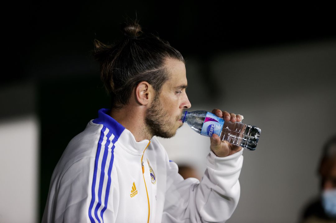 Bale bebe agua durante un encuentro con el Real Madrid Bale bebe agua durante un encuentro con el Real Madrid
