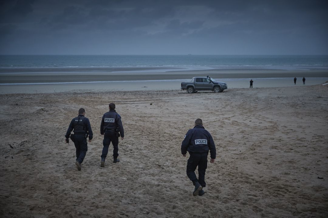 Una patrulla policial francesa, en la playa de Wimereux, este jueves. Una patrulla policial francesa, en la playa de Wimereux, este jueves.