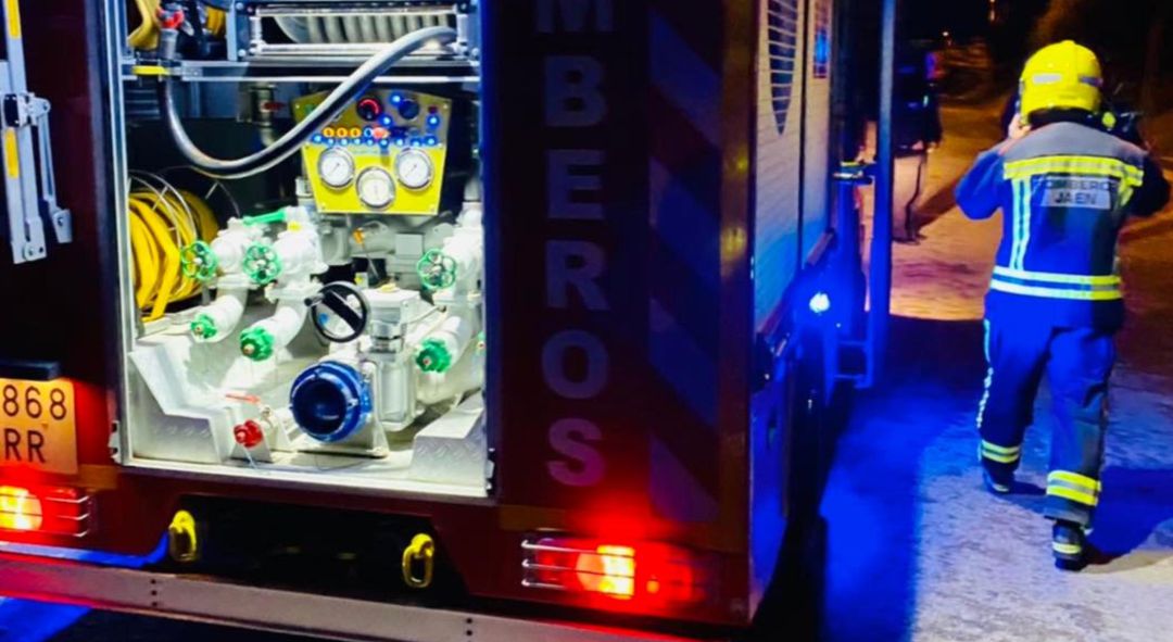 Bomberos de Jaén en una actuación en la capital. Bomberos de Jaén en una actuación en la capital.