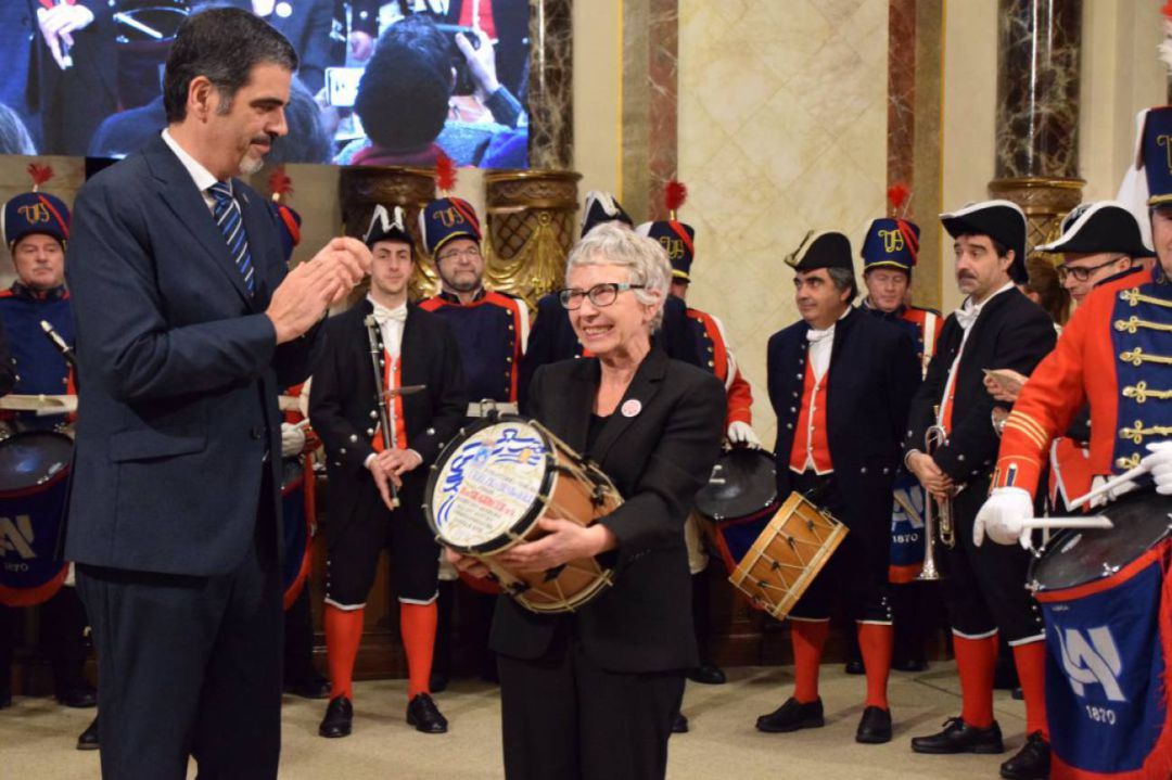 Rosa García recibiendo el Tambor de Oro 2019 Rosa García recibiendo el Tambor de Oro 2019