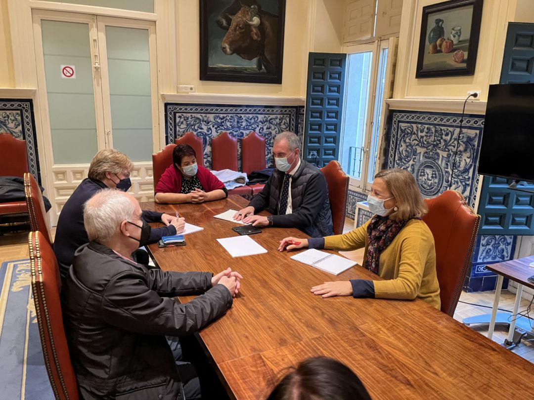 Reunión entre la alcaldesa de Segovia, Clara Luquero, y el delegado de la Junta, José Mazarías Reunión entre la alcaldesa de Segovia, Clara Luquero, y el delegado de la Junta, José Mazarías
