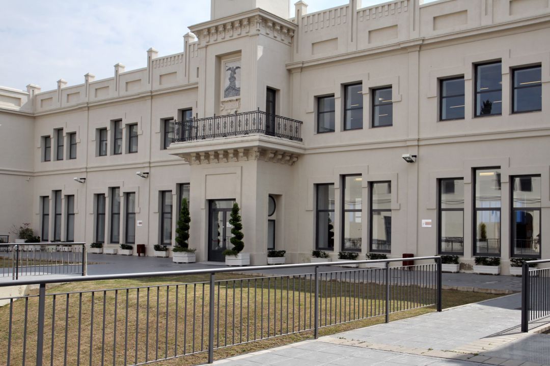 Fachada principal de la Faculdad de Derecho en Sevilla Fachada principal de la Faculdad de Derecho en Sevilla