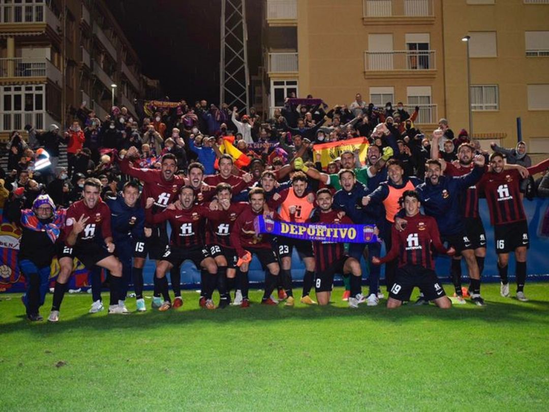 Los jugadores celebraron la victoria con la afición desplazada a Águilas Los jugadores celebraron la victoria con la afición desplazada a Águilas
