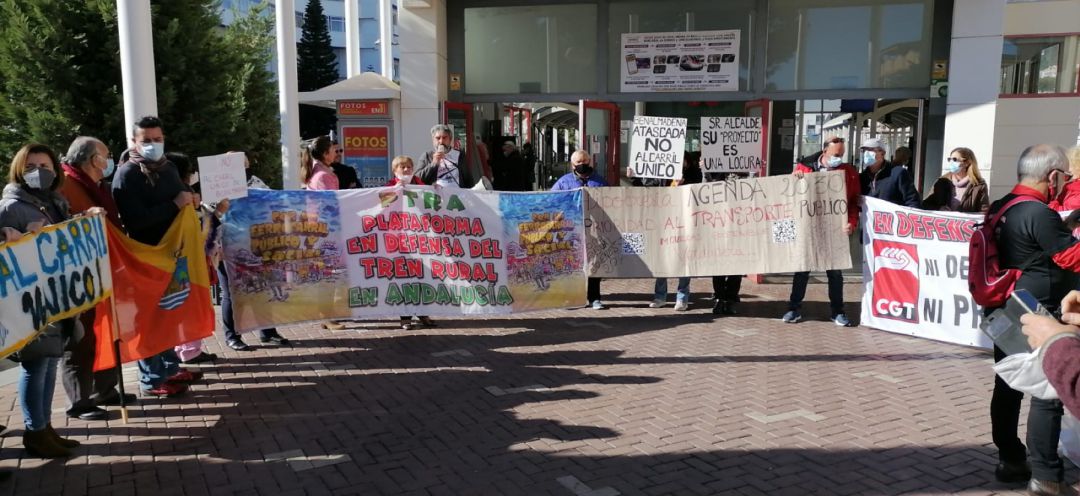 Concentración en la estación de Benalmádena en defensa del cercanías Concentración en la estación de Benalmádena en defensa del cercanías