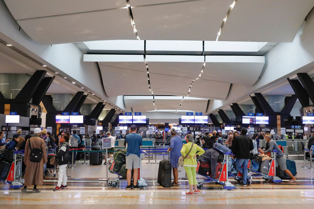El aeropuerto de Johannesburgo con cientos de viajeros sin poder salir. El aeropuerto de Johannesburgo con cientos de viajeros sin poder salir.